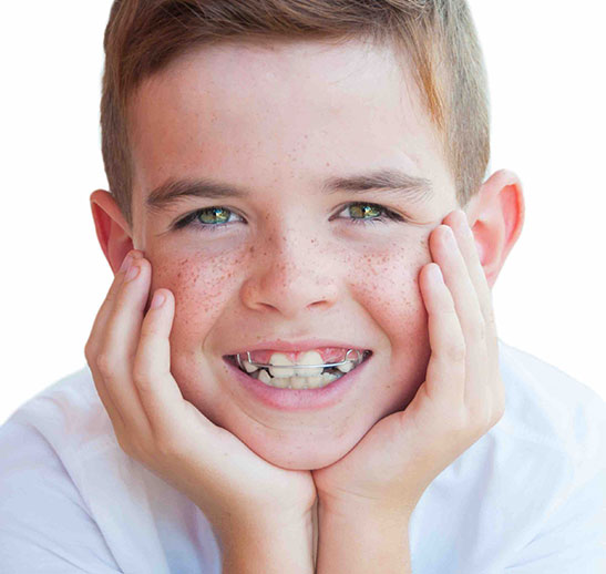 Jongetje met expansiebeugel. Behandeling bij kinderen. Loyen & Desmedt